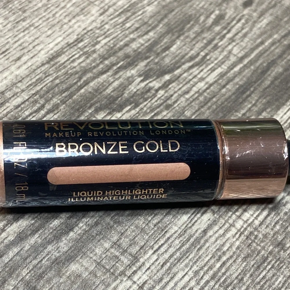 🌹5 for $25🌹 Revolution Bronze Gold Liquid Highlighter